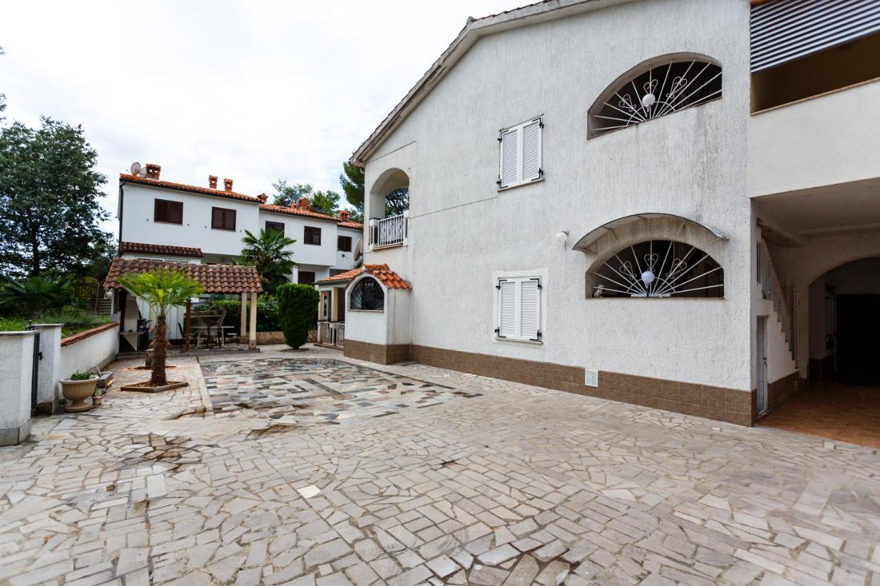 Apartmani Mili Malinska Zewnętrze zdjęcie